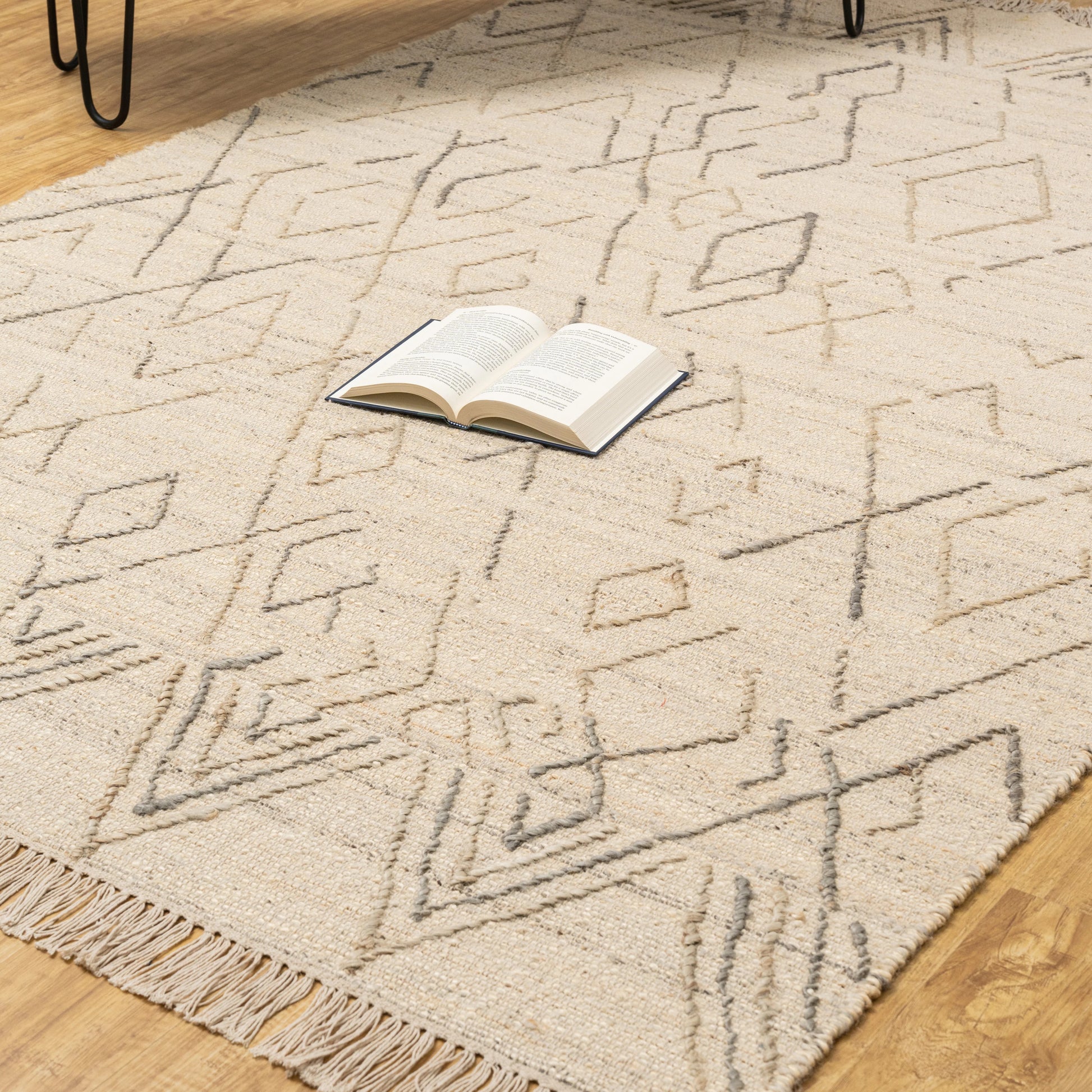 Geometric Wool & Jute Rug – Handwoven Beige and Grey Rhombus Pattern
