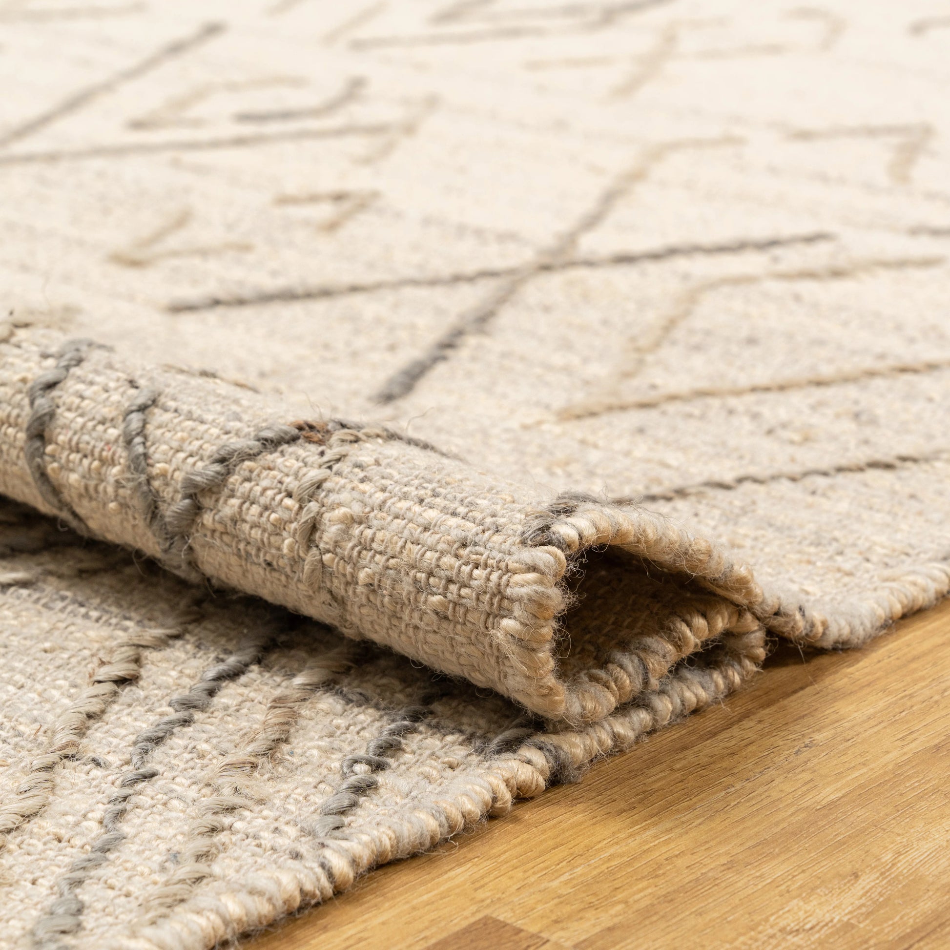 Geometric Wool & Jute Rug – Handwoven Beige and Grey Rhombus Pattern